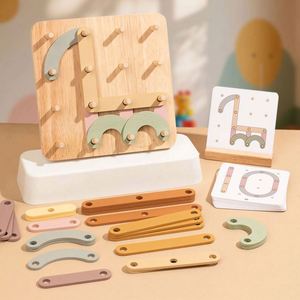 Jeu d'activités en bois pour l'apprentissage de l'imagination, de la coordination et de la reconnaissance : trieur de lettres et de chiffres sur planche à picots - Product Image 1