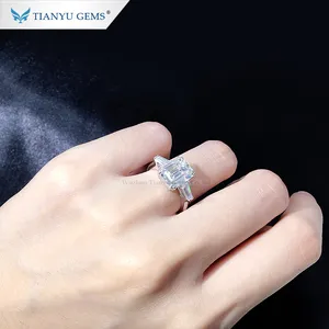 Tianyu gemme tre anello di pietra di smeraldo centro di taglio moissanite diamanti in oro bianco anello di nozze