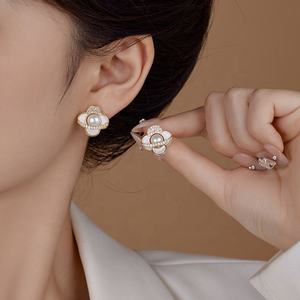 Boucles d'oreilles clous camélia rétro élégantes en cuivre et zircon, taille princesse, tiges argentées, design polyvalent et stylé pour femme, parfaites - Product Image 2