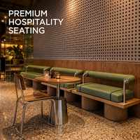 Ensemble de bancs vert sauge avec coussins et traverses, table ronde en bois avec chaises et tables sur piédestal pour restaurant, idéal pour café peu encombré