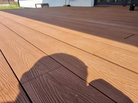 Planche de terrasse extérieure en WPC, couleur bois brossé moderne, imperméable, avec grain de bois profond en relief 3D