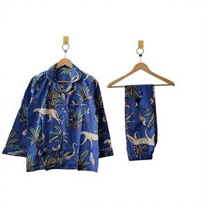 Conjunto de Pijama de Leopardo con Estampado de Selva, 100% Algodón, Elegante y Suave, con Cuello Camisero y Mangas Largas, para Verano, Otoño/Invierno - Product Image 1