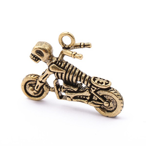 Llavero Colgante de Latón con Forma de Motocicleta, Accesorio Metálico Hecho a Mano - Product Image 5