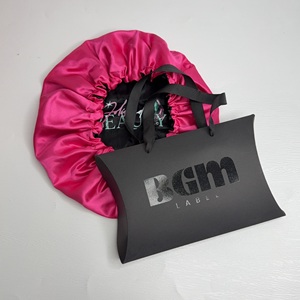 Sac cadeau en papier noir de luxe avec logo personnalisé, poignée en ruban, pour emballage de perruques et extensions de cheveux, sac de shopping pour les entreprises de cheveux humains - Product Image 1
