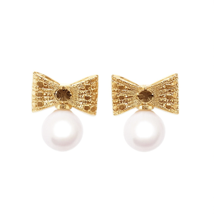 Orecchini a perno con fiocco dorato e perla d'acqua dolce incastonata per donna, da indossare tutti i giorni - Product Image 1