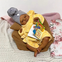 Poupées Reborn de 19 pouces, poupée noire endormie, faite à la main, réaliste, peau foncée, pêches, porte une robe de bain jaune, M057