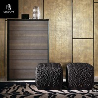 Tabouret de fin de lit en cuir noir, style luxe léger italien, avec broderie originale importée et finition froissée carrée, pour chambre de villa