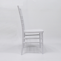Chaises et table modernes en plastique Chiivari en résine blanche pour hôtel et mariage