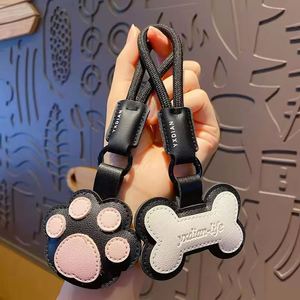 Al por mayor Llavero de piel con diseño de pata de gato de dibujos animados, llavero con forma de hueso para coche, colgante adorable para mochila, regalo - Product Image 1