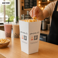 Boîte à collation en papier blanche minimaliste avec logo personnalisé et code QR imprimé, bord festonné, ouverture supérieure, boîte à popcorn conique