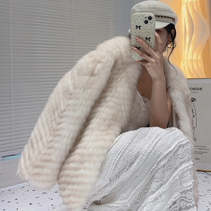 Giacca da donna con collo e polsini in pelliccia di volpe di lusso invernale personalizzata - Product Image 3
