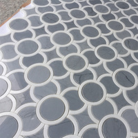 Mosaïque de marbre gris et blanc de luxe à motif circulaire découpé au jet d'eau pour crédence murale intérieure d'hôtel et de villa