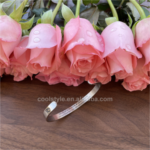 Bracelet de manchette réglable en acier inoxydable pour filles de 6mm Cadeau d'amitié inspirant pour femmes "Elle se tenait dans la tempête et quand le..." - Product Image 3