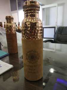 Botella de Agua de Cobre Puro Ecológica Hecha a Mano con Tapa, Diseño Antiguo Grabado Oscuro, Logotipo Personalizado, Regalos para Ferias Comerciales - Product Image 2