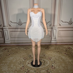 Questo Abito Bianco <span class=keywords><strong>di</strong></span> Lusso con Ricche Perle è <span class=keywords><strong>un</strong></span> Outfit Sexy per Feste da Ballo, Ideale per Esibizioni <span class=keywords><strong>di</strong></span> Gruppi <span class=keywords><strong>di</strong></span> Ragazze - Product Image 1