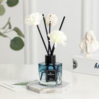 Großhandel 50ml Blauer Transparenter Quadratischer Raumduft-Diffusor mit Künstlichen Blumen und Rattankugeln für Schlafzimmer, Hotel, Café