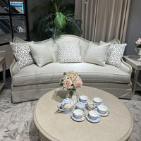 Canapé Chesterfield trois places en tissu vintage américain fait main, luxe personnalisable, décoration d'intérieur haut de gamme, bois massif sculpté