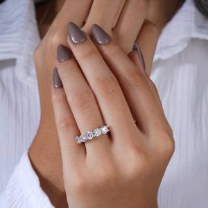 Anillo de eternidad con diamantes redondos en oro blanco en la mano de una mujer, joyería fina clásica de lujo, regalo de aniversario de bodas, primer plano - Product Image 2
