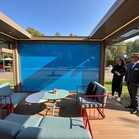Pergola motorisée rétractable avec toit en aluminium pour patios et jardins modernes