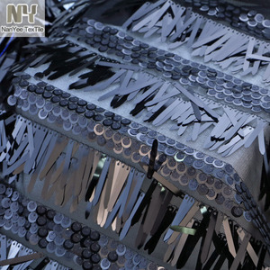 Tessuto Nanyee a forma di freccia a spillo in tessuto di paillettes con spada nera oversize da 4cm - Product Image 1