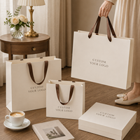 Sac en papier de luxe pour boutique, poignée découpée, logo personnalisé imprimé, sac d'emballage pour vêtements en kraft recyclé