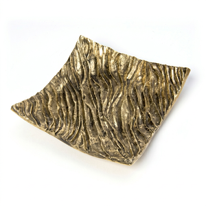 Plateau carré sculpté effet vague d'eau – Plateau en métal moulé lourd et sculptural pour suites d'hôtels de luxe et détaillants haut de gamme - Product Image 1