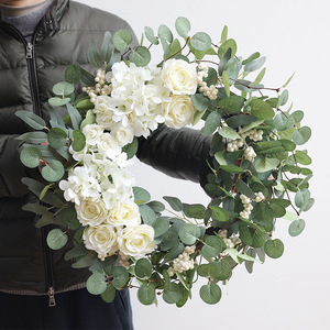 Guirlande florale neutre écologique en plastique 45cm Baies blanches Printemps Été Saint-Valentin Décoration à suspendre à la porte Intérieur Extérieur Vente en gros - Product Image 3