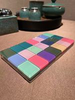 Personnalisez vos tuiles de mahjong : gravez une face sur des tuiles en acrylique avec impression intérieure et motif de dos en bois incrusté au choix.