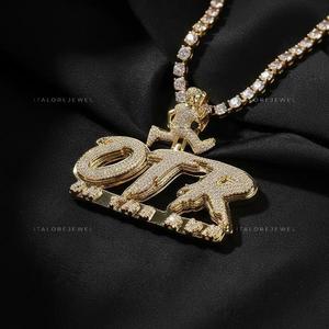 Colgante OTR Block Letter de Plata de Ley 925 con Moissanita y Brillo de Diamante de Alto Pulido para Moda Urbana Contemporánea - Product Image 3