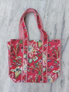 Bolso Tote Acolchado Boho Rojo con Estampado Floral, Bolso de Hombro de Tela Hecho a Mano, Bolso Grande Estético para Mujer con Cierre - Product Image 6