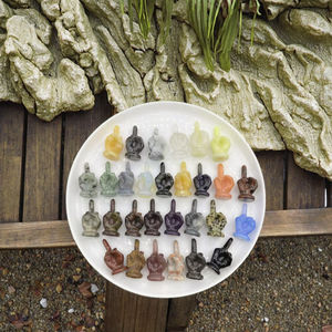 Youning 5cm Statue d'animal en pierre précieuse naturelle sculptée à la main (Obsidienne, Quartz Rose, Labradorite, Pyrite) en forme de doigt d'honneur - Product Image 3