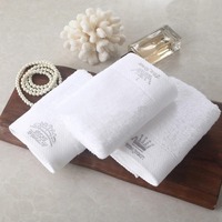 Linge de lit doux et absorbant de qualité supérieure ensemble d'essuie-mains en coton blanc personnalisé de luxe pour salle de bain 140*70 serviette de bain
