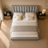 Lit moderne écologique rembourré en tissu gris avec cadre en bois et tête de lit à cannelures verticales