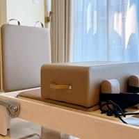 Mayorista Reformer de Pilates Comercial de Madera de Arce Beige para Mujeres, Máquina de Yoga con Correderas de Resorte Alemanas y Corrector de Columna, Popular para Estudios de Yoga