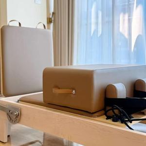 Reformer Pilates Commercial Haut de Gamme en Bois d'Érable Beige pour Femmes, <span class=keywords><strong>Correcteur</strong></span> de Colonne Vertébrale et Glissières à Ressort Allemandes, Idéal pour Studio de Yoga - Product Image 3