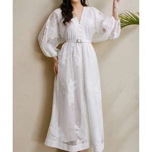 Robe à manches lanterne à col en V avec broderie creuse pour femmes <span class=keywords><strong>de</strong></span> luxe léger 2025 nouvelle jupe longue à simple boutonnage - Product Image 1