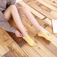 Vente en gros de chaussettes de cheville à deux orteils en coton personnalisées pour femmes avec compression antidérapante avec logo sur la manchette bas de séparation des orteils en fer à cheval