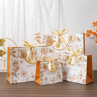 Elegantes Blumendruck-Geschenktüten-Set, Blau-Rot-Gold Blumendesign mit Bandgriff Weiße Geschenktüten Großhandel