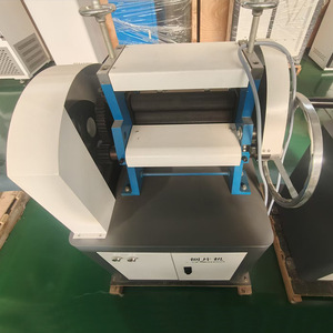 Máquina automática para astillar madera de uso industrial con componente de motor central - Product Image 2