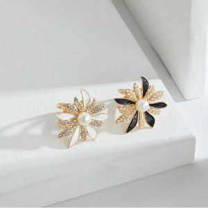 Flower Clip-on <b>Earrings</b> With Pearl And Rhinestones Black And White Everyday Wear - Product Image 1
