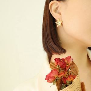 Pendientes de Acero Inoxidable Chapados en Oro con Estrella de Cinco Puntas Tridimensional, Elegantes y de Moda Retro Francesa - Product Image 5