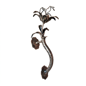 Poignée de porte en fer forgé résistante à la rouille, motif floral et finition galvanisée, pour portails - Product Image 1