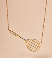 Collier Raquette de Badminton Plaqué Or 18K Résistant au Ternissement Longue Durée, Design Scintillant avec Perle, Style Sportif Tendance