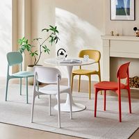 Chaise latérale en plastique personnalisée OEM ODM, 12 couleurs au choix, empilable, approvisionnement en gros pour hôtel, bistrot