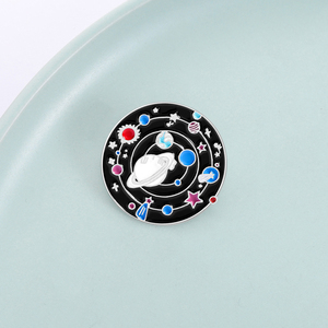 Broche divertido del universo del planeta, alfileres esmaltados, insignia <span class=keywords><strong>de</strong></span> Metal <span class=keywords><strong>de</strong></span> <span class=keywords><strong>la</strong></span> <span class=keywords><strong>guerra</strong></span> espacial <span class=keywords><strong>de</strong></span> <span class=keywords><strong>la</strong></span> galaxia, mochilas, broches <span class=keywords><strong>de</strong></span> solapa para ropa, accesorios <span class=keywords><strong>de</strong></span> joyería - Product Image 1