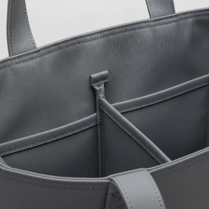 กระเป๋าใส่ไม้ปิงปองแบบมินิมอล รุ่น Ballistic Pickleball Tote จุไม้ปิงปองได้ 1 อัน ผลิตจากผ้า 900D แบบด้าน พร้อมโลโก้สั่งทำได้ ขายส่ง กระเป๋าสำหรับกีฬาเทนนิสและพาเดล - Product Image 4