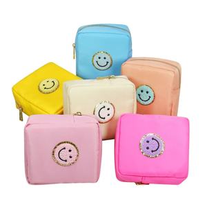 Pochette de toilette imperméable en nylon de grande taille, 14 couleurs, personnalisable, mignonne, organiseur de maquillage, sac cosmétique pour femmes avec patchs lettres - Product Image 2