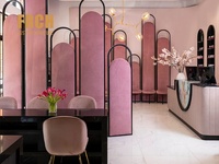 Comptoir de réception moderne en bois rose, de forme paramétrique et incurvée, pour école maternelle et salon de beauté, avec mur de fond