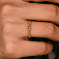 Anillo Cristiano de Oro Macizo Chapado con Diseño Delicado de Pez, Anillo de Declaración con Pequeño Esmeralda Ichthus, Ideal para Regalo