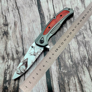 Cuchillo Plegable de Acero Inoxidable con Grabado de Ciervo e Incrustaciones de Madera para Uso Doméstico - Product Image 6